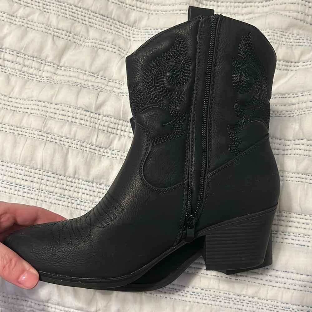 Black cowgirl boots